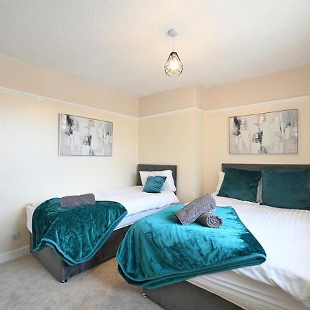Sleek And Stylish 3 Bed In Bolton - Garden - Parking Βίλα Εξωτερικό φωτογραφία