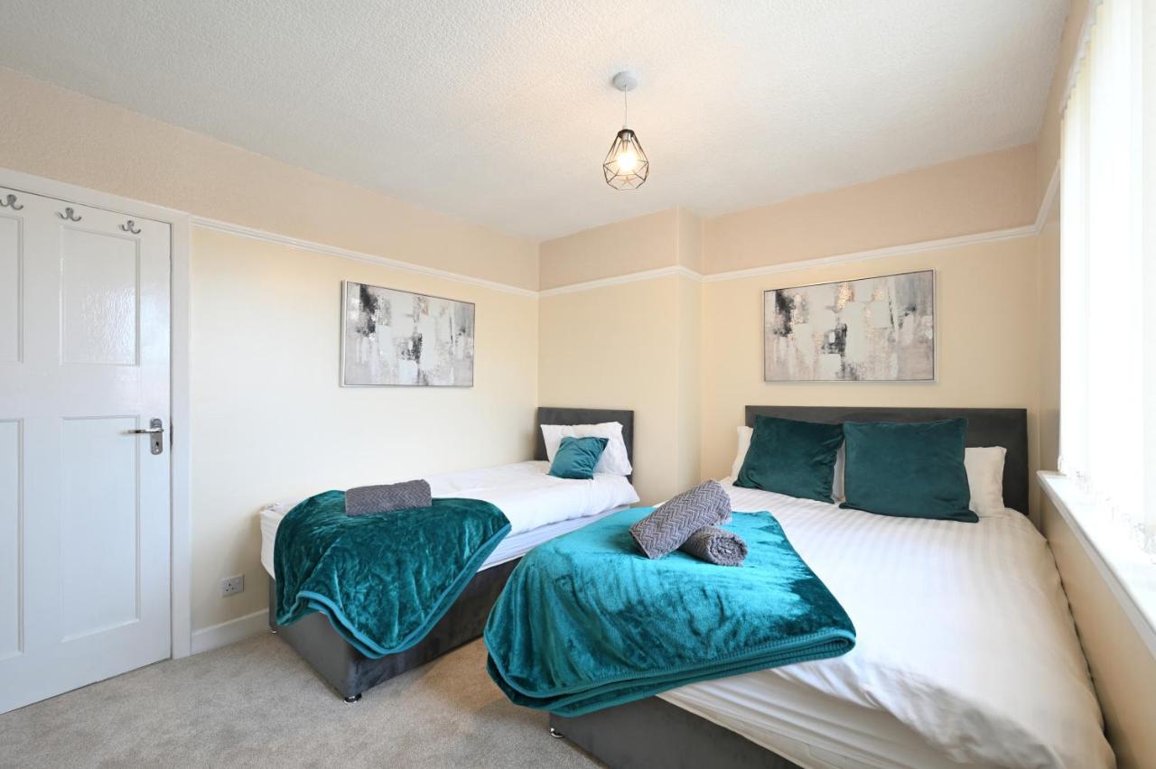 Sleek And Stylish 3 Bed In Bolton - Garden - Parking Βίλα Εξωτερικό φωτογραφία