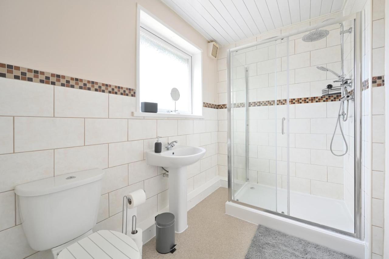 Sleek And Stylish 3 Bed In Bolton - Garden - Parking Βίλα Εξωτερικό φωτογραφία