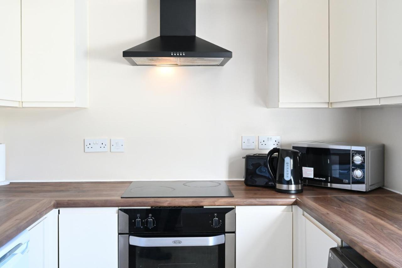 Sleek And Stylish 3 Bed In Bolton - Garden - Parking Βίλα Εξωτερικό φωτογραφία