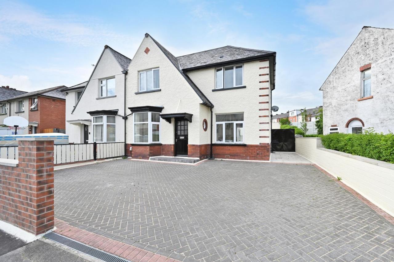 Sleek And Stylish 3 Bed In Bolton - Garden - Parking Βίλα Εξωτερικό φωτογραφία