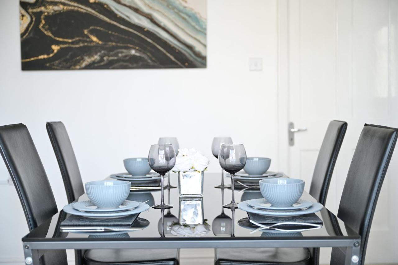 Sleek And Stylish 3 Bed In Bolton - Garden - Parking Βίλα Εξωτερικό φωτογραφία