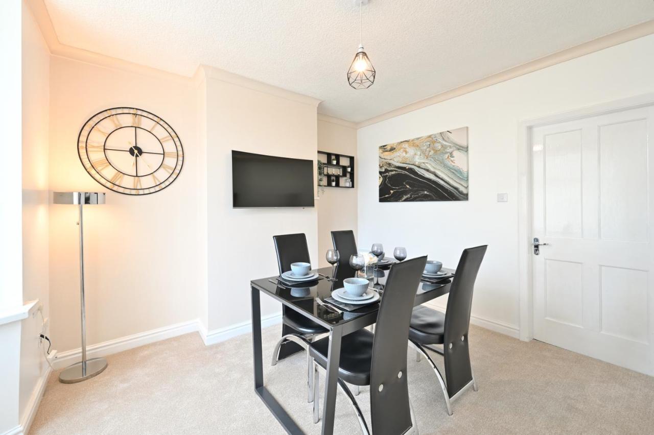 Sleek And Stylish 3 Bed In Bolton - Garden - Parking Βίλα Εξωτερικό φωτογραφία