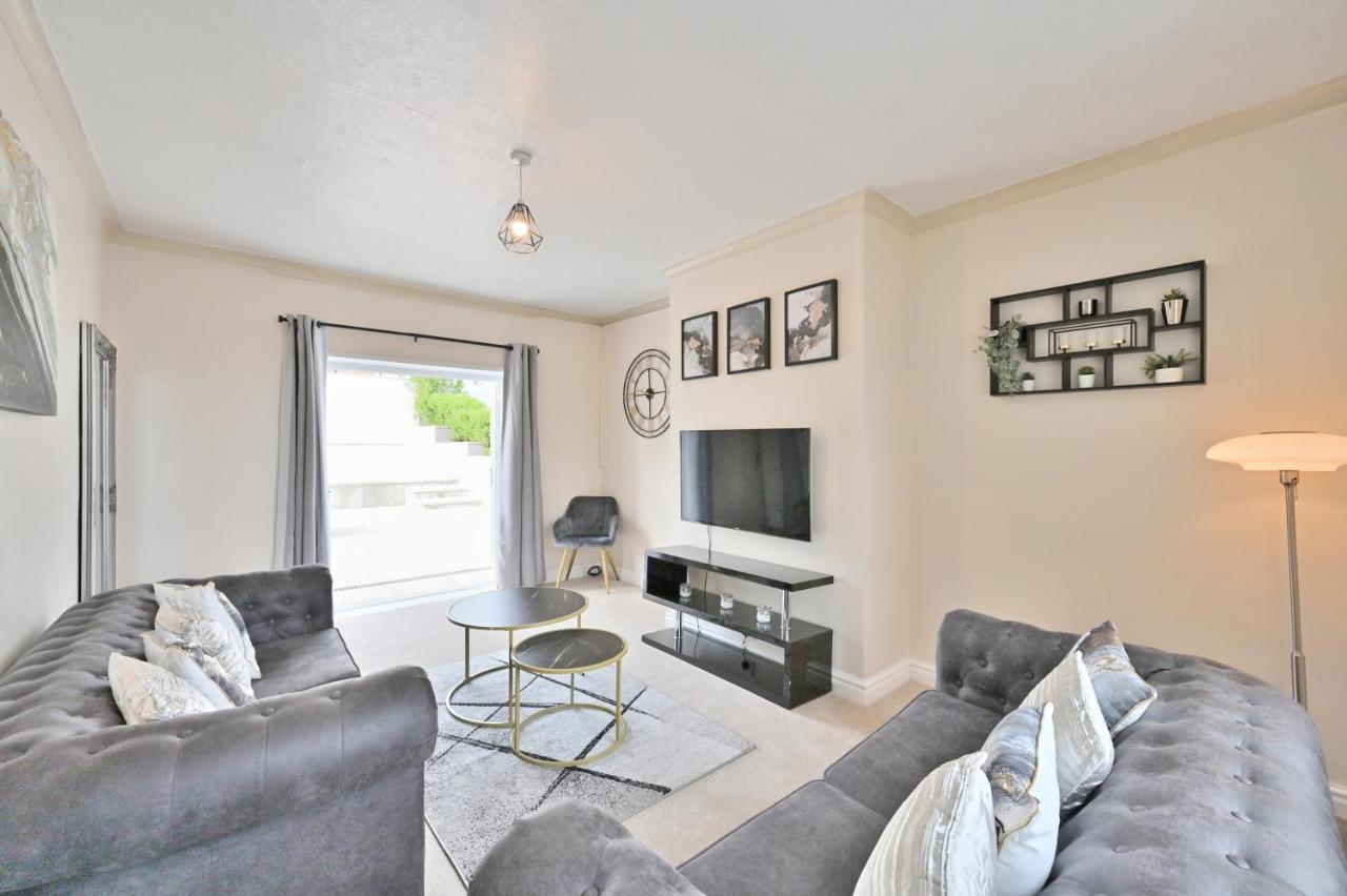 Sleek And Stylish 3 Bed In Bolton - Garden - Parking Βίλα Εξωτερικό φωτογραφία