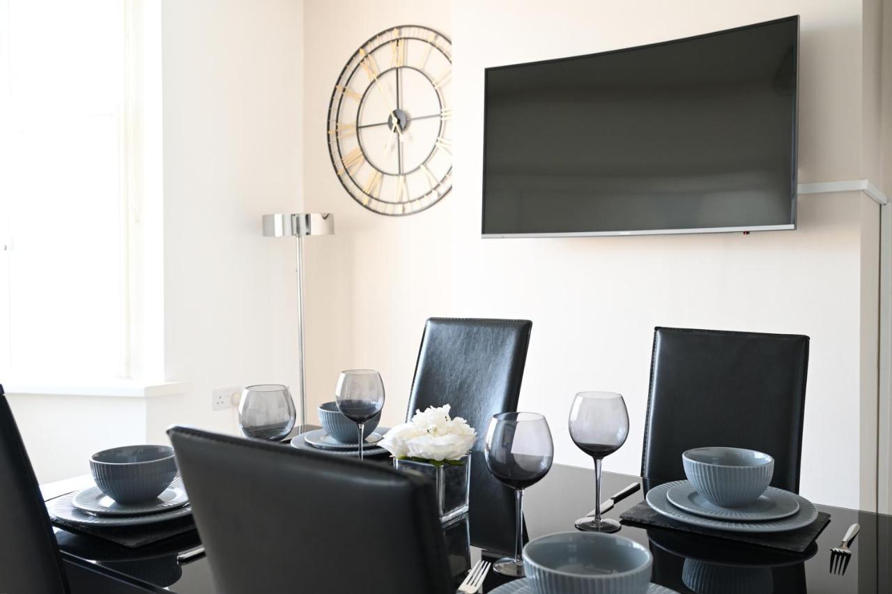 Sleek And Stylish 3 Bed In Bolton - Garden - Parking Βίλα Εξωτερικό φωτογραφία