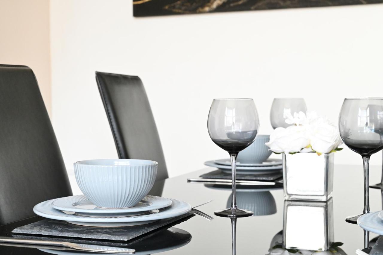 Sleek And Stylish 3 Bed In Bolton - Garden - Parking Βίλα Εξωτερικό φωτογραφία