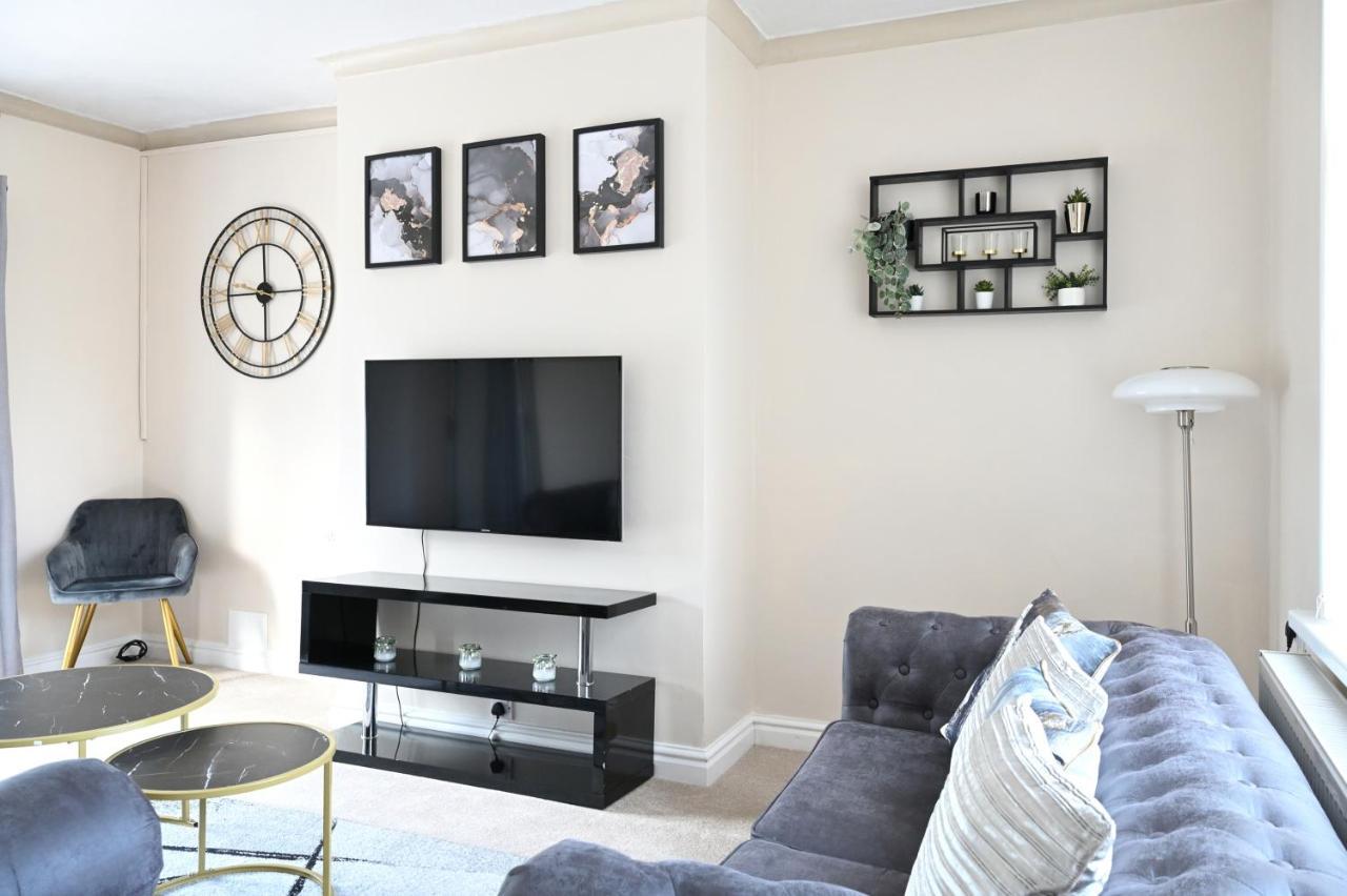 Sleek And Stylish 3 Bed In Bolton - Garden - Parking Βίλα Εξωτερικό φωτογραφία