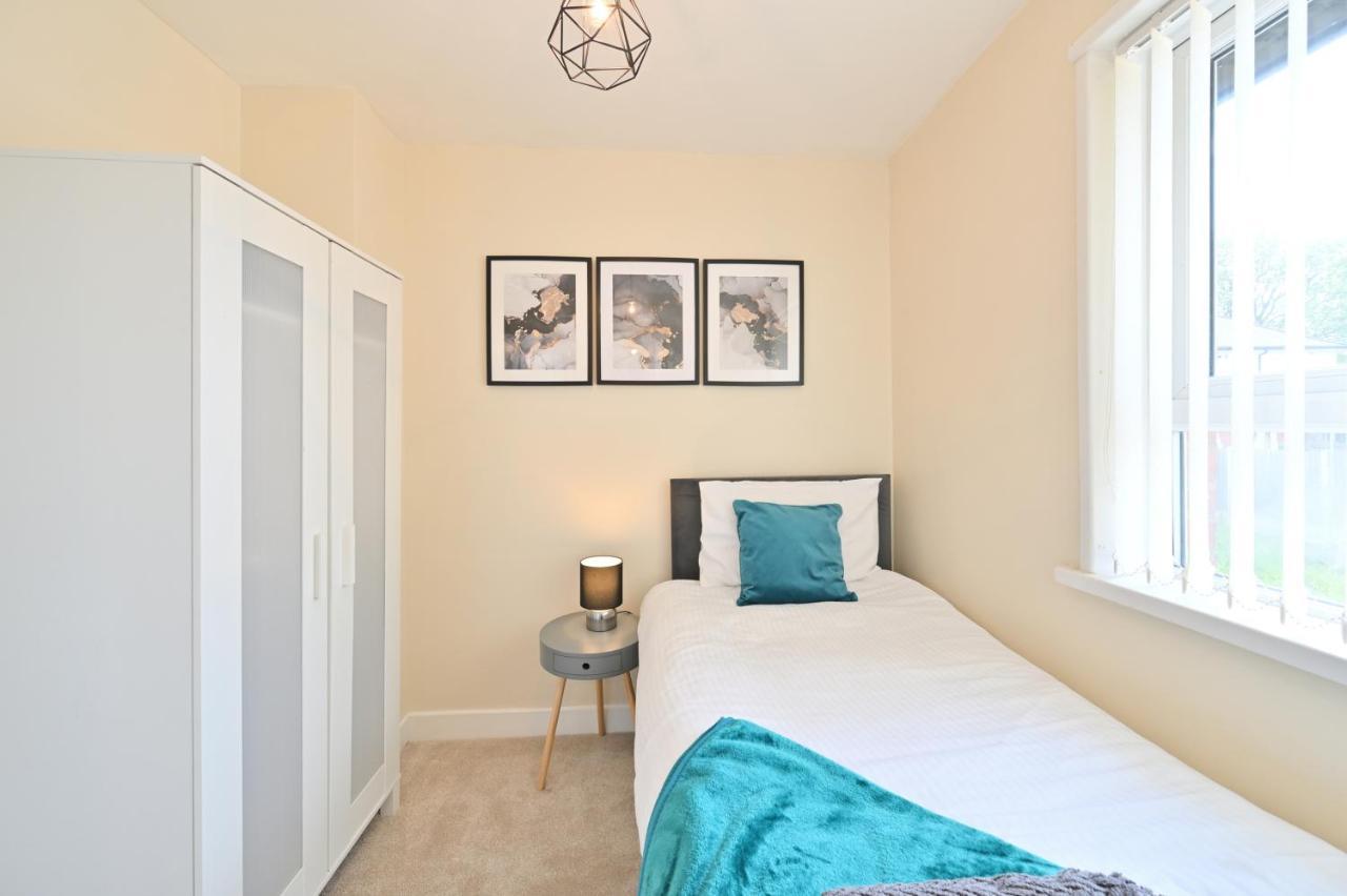 Sleek And Stylish 3 Bed In Bolton - Garden - Parking Βίλα Εξωτερικό φωτογραφία