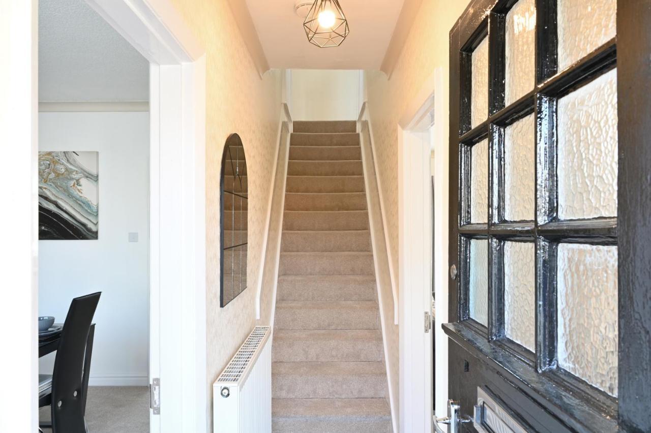 Sleek And Stylish 3 Bed In Bolton - Garden - Parking Βίλα Εξωτερικό φωτογραφία