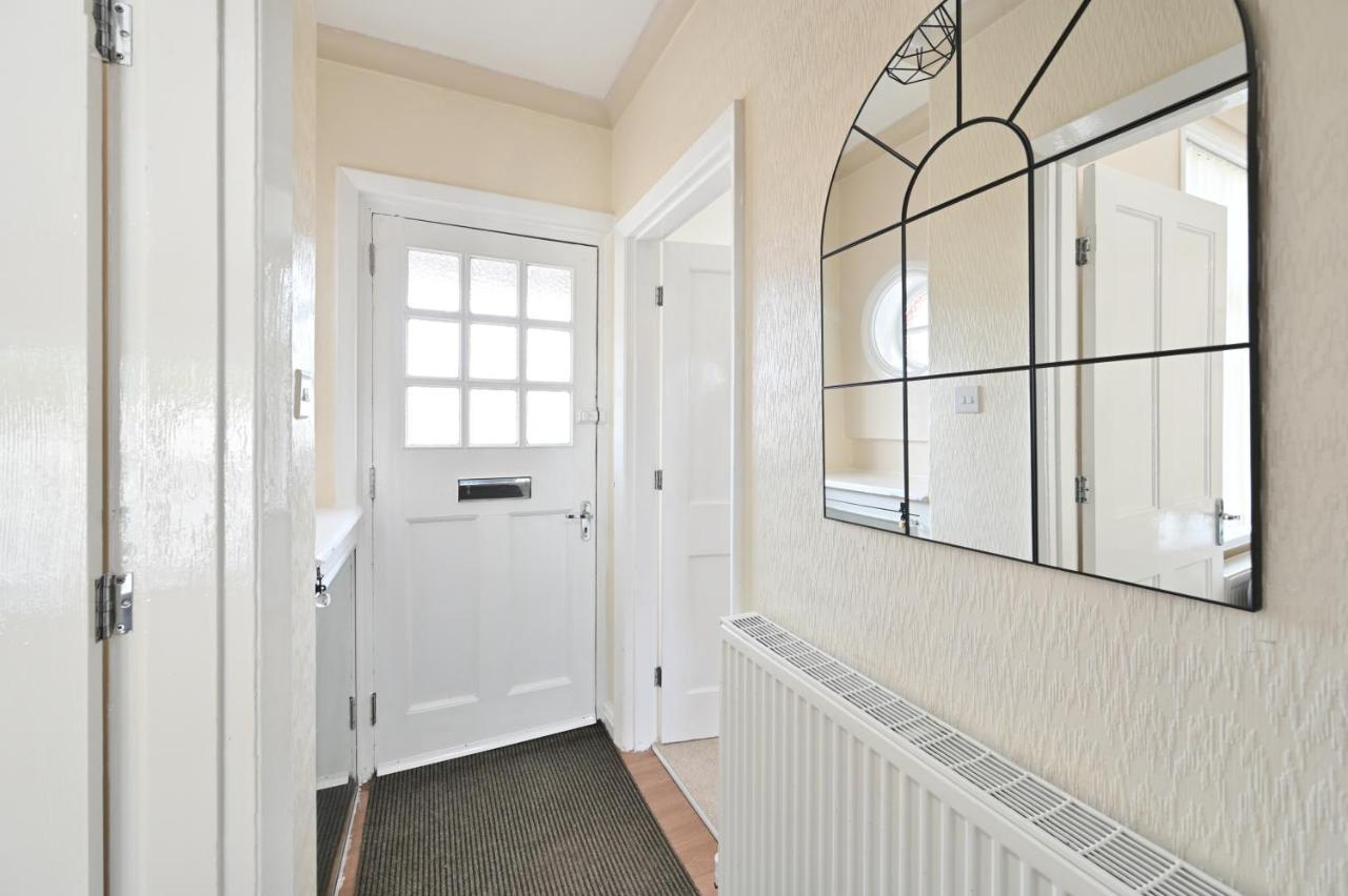 Sleek And Stylish 3 Bed In Bolton - Garden - Parking Βίλα Εξωτερικό φωτογραφία